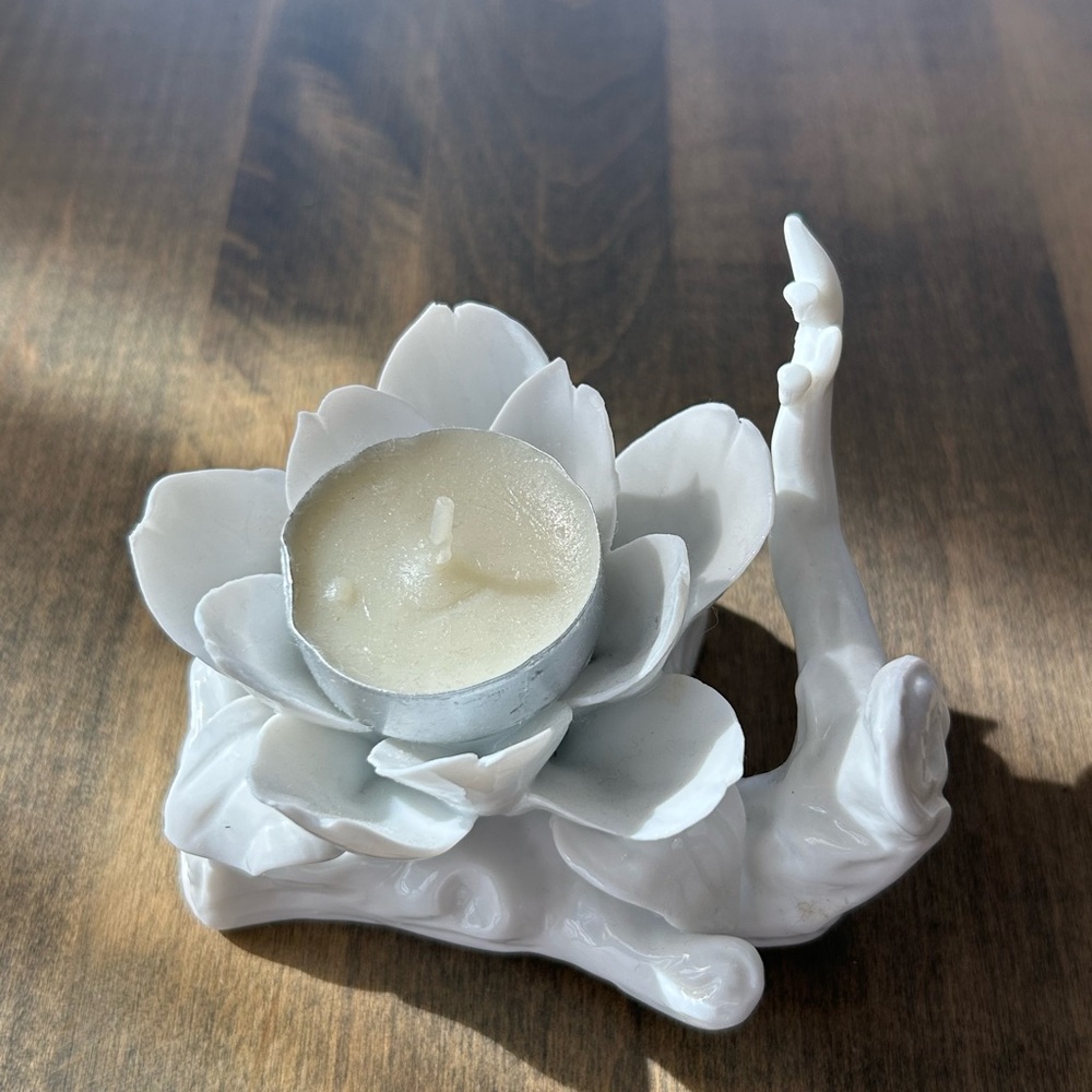 Anthropologie White Floral Candle Holder 🪷🪷